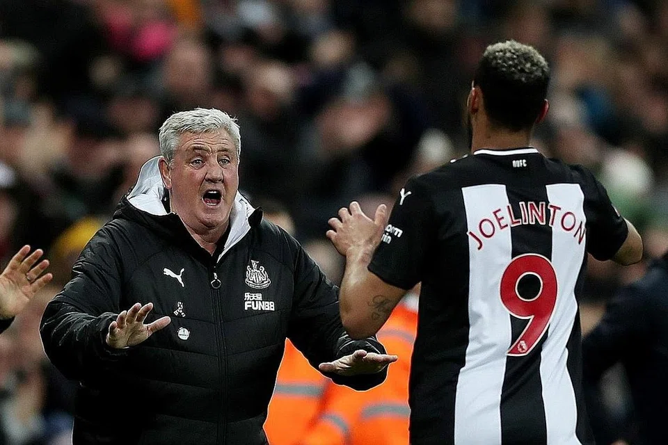 RAI KEMENANGAN: Pengurus Newcastle, Steve Bruce, mendapatkan pemain tengah asal Brazil, Joelinton Cássio Apolinário de Lira (membelakangkan kamera), selepas berjaya menjaringkan gol pada minit ke-82, sekali gus mengakhiri kemarau gol sepanjang 20 perlawanan lalu. - Foto REUTERS