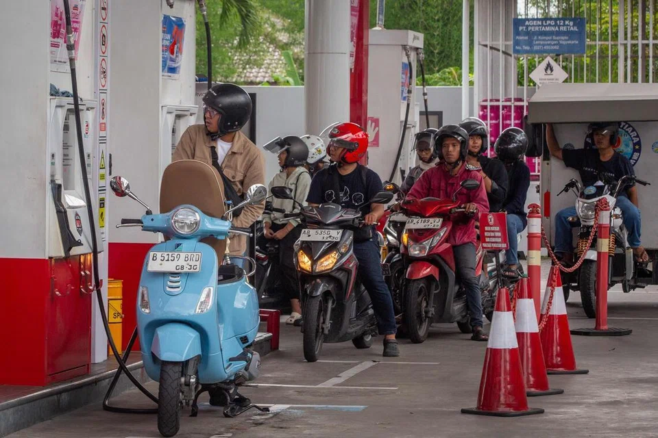 Penunggang motosikal beratur untuk mengisi minyak di sebuah stesen minyak yang dikendalikan oleh Pertamina, ketika gangguan aliran tenaga akibat penutupan Selat Hormuz oleh Iran mendorong kenaikan harga minyak global, di Yogyakarta pada 28 Mac 2026.
Situasi tersebut mendorong Indonesia mempertimbangkan pelaksanaan dasar kerja dari rumah secara mingguan bagi mengurangkan penggunaan bahan api.
