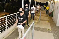 PEMINAT BERTUAH: Peminat beratur untuk masuk ke Stadium Tertutup Singapura untuk menonton acara Inside The Matrix One Championship kelmarin, iaitu acara sukan secara langsung dengan kehadiran penonton pertama Singapura di tengah-tengah pandemik Covid-19. - Foto BM oleh DESMOND WEE