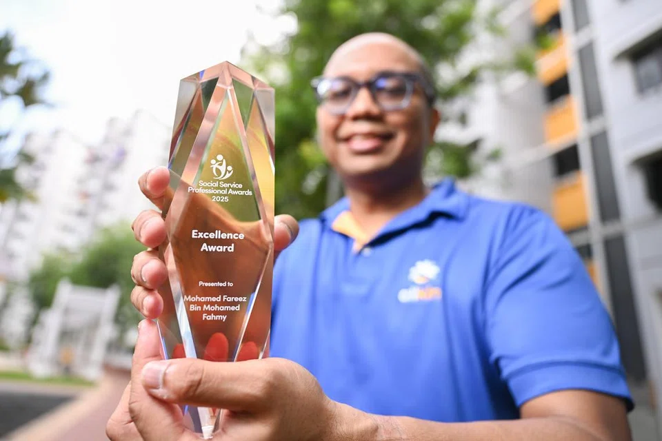 Ketua Pegawai Eksekutif (CEO), Allkin Singapore, Encik Mohamed Fareez Mohamed Fahmy, menerima Anugerah Cemerlang bagi Karyawan Perkhidmatan Sosial daripada Menteri Pembangunan Sosial dan Keluarga, Encik Masagos Zulkifli Masagos Mohamad pada 2 Julai.