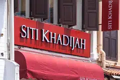 CAWANGAN SINGAPURA: Cawangan pertama butik ‘Siti Khadijah’ di Singapura terletak di Arab Street.