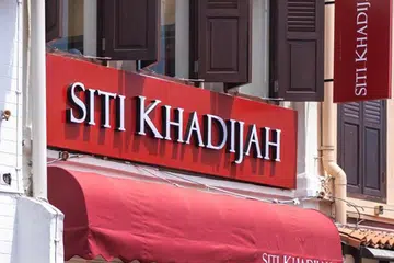 CAWANGAN SINGAPURA: Cawangan pertama butik ‘Siti Khadijah’ di Singapura terletak di Arab Street.
