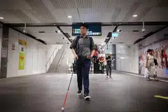 PERTINGKAT MOBILITI: Encik Joshua Tseng, anggota  Jawatankuasa Eksekutif di Persatuan Orang Cacat Penglihatan Singapura (SAVH), menggunakan Waymap-SG di stesen MRT Tampines di laluan pusat bandar, pada Selasa. Aplikasi Waymap-SG bolehkan pengguna hasilkan panduan arah langkah demi langkah dengan isyarat audio. 