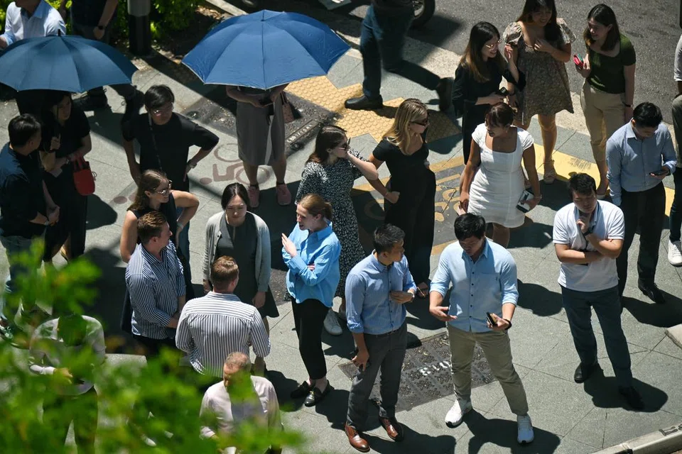 Meskipun tidak menyertai perbincangan politik, ia tidak bermakna anak muda sekarang tidak pedulikan hal politik di sini.