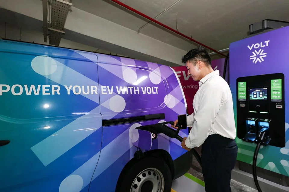 Penolong pengurus Volt, Encik Zayne Kwok, memberi demonstrasi penggunaan pengecas kenderaan elektrik (EV) pantas di tempat letak kereta Woodlands Civic Center pada 4 November.