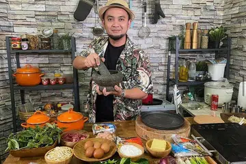 SIBUK BEKERJA: Pengacara bebas, Rosley Jimaen kini sibuk mengacara rancangan secara 'live' di media sosial setelah tugasan menjalankan acara fizikal dibatalkan tahun lalu kerana langkah keselamatan Covid-19. - Foto ihsan ROSLEY JIMAEN