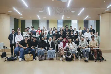 Para peserta bengkel seni kata bagi pertandingan Piala Suara Serumpun 2024 bersama Menteri Negara (Penerangan dan Pembangunan Digital merangkap Kesihatan), Cik Rahayu Mahzam (dua dari kiri, berdiri), yang telah menghadiri salah satu sesi bengkel tersebut. 
