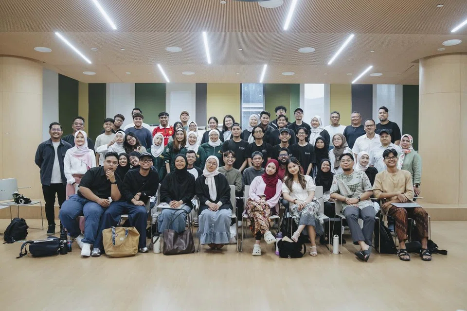 Para peserta bengkel seni kata bagi pertandingan Piala Suara Serumpun 2024 bersama Menteri Negara (Penerangan dan Pembangunan Digital merangkap Kesihatan), Cik Rahayu Mahzam (dua dari kiri, berdiri), yang telah menghadiri salah satu sesi bengkel tersebut. 