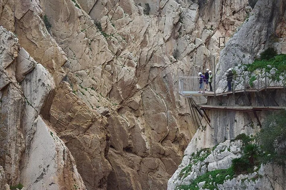 AGAK MENYERAMKAN: Pelawat berpeluang melalui kawasan berbukit sebegini yang pasti membuat diri berasa gerun semasa berjalan. - Foto SITI RAFE'AH OMER
