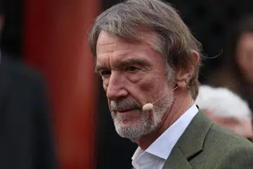 Pemilik bersama Manchester United, Jim Ratcliffe, berkata kelab itu masih perlu membayar pembelian pemain-pemain yang dibeli sebelum beliau mengambil alih operasi bola sepak di United.