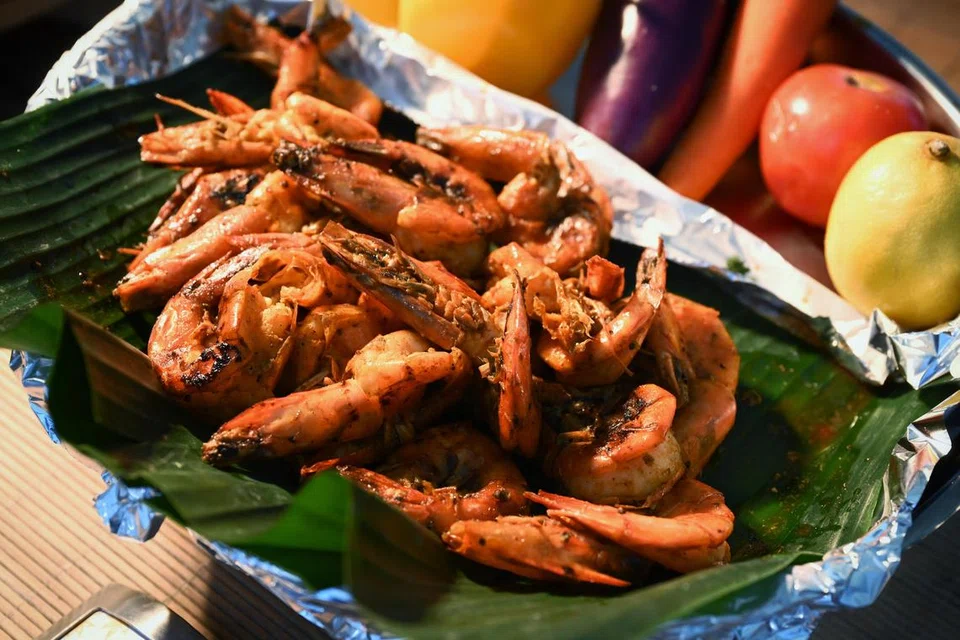 UDANG SEGAR: Hidangan Medan Bakar menyediakan Udang BBQ semasa sesi bufet makan malam.
