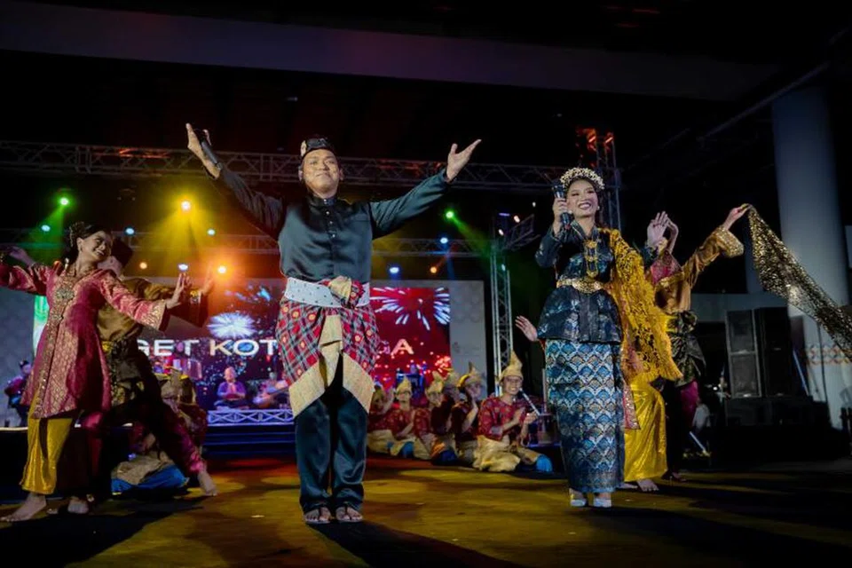 Suara merdu Herna Sabrina (kanan) dan  Rifaah Ridzuwanulhakim (bersongkok) menyentuh jiwa dengan kisah-kisah Singapura yang ingin dikongsi dalam lagu.