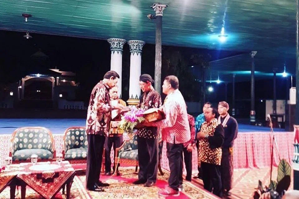TANDA PENGHARGAAN: Presiden Persatuan Jawa Singapura, Encik Omar Ismail (kiri), menyampaikan hadiah tanda penghargaan kepada Sri Sultan Hamengkubuwono X.. - Foto ihsan SURYAKENCHANA OMAR