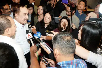 DIKERUMUNI PEMBERITA: Encik Farid yang menjawab pertanyaan yang dikemukakan wartawan berkata beliau ingin berkhidmat kepada Singapura sebagai presiden demi memenuhi amanah kepada warga Singapura, selepas berjaya membina kerjaya dan hidup bahagia di sini. - Foto JOHARI RAHMAT