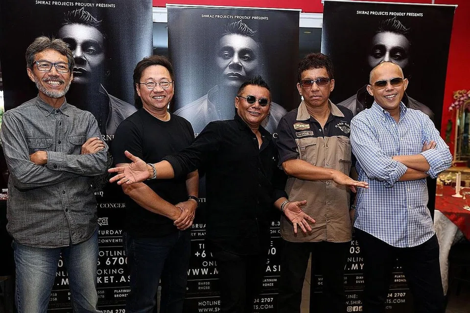 KUMPULAN HEADWIND: Datuk Zainal Abidin (tengah) yang popular dengan muzik dunia dan kerohanian tentang kasih sayang, kemanusiaan dan alam sekitar, bersama band Headwind.