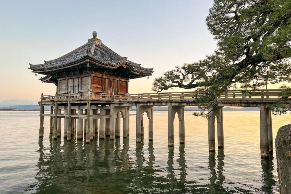 MENENANGKAN: Pemandangan indah seperti struktur terapung ini mencetus suasana syahdu menjelang senja.