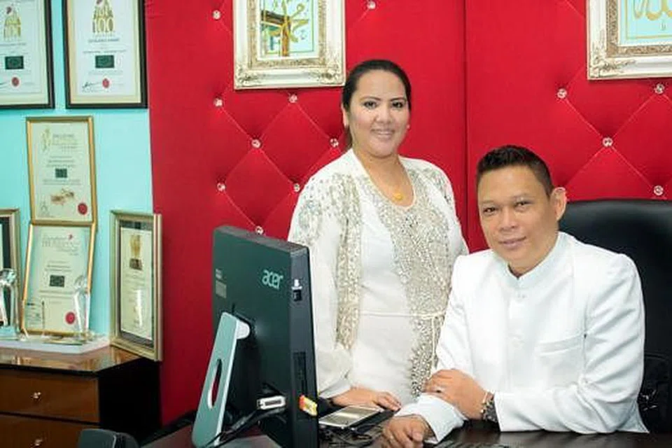 PENTINGKAN MUTU: Encik Irwan Rohani dan isterinya, Cik Nurmaya Haji Mohd Salleh, membuka Irmaya Wedding Gallery lima tahun lalu dan telah memperluaskan perniagaan daripada katering hingga kerusi meja, hiasan, andaman, fotografi dan videografi. - Foto IRMAYA WEDDING GALLERY