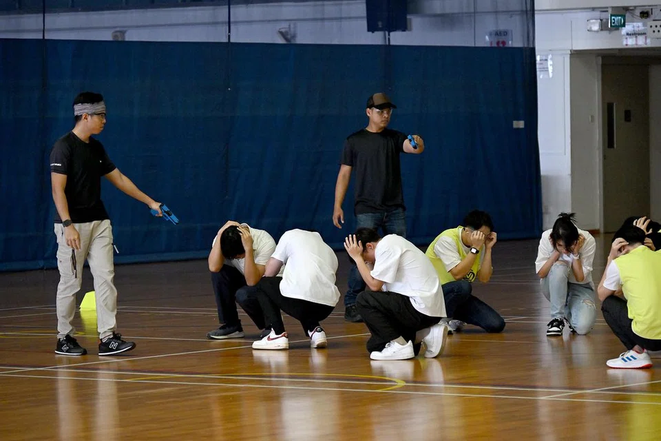 Dua ‘pengganas’ menjadikan pelajar sebagai tebusan di dewan serba guna, sambil menuntut polis mendapatkan liputan akhbar. 