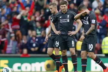 SUGUL PADA AKHIR MUSIM: Kapten Liverpool, Steven Gerrard (tengah), begitu kecewa selepas pasukannya mengalami kekalahan terbesar dalam liga sejak 1963. Ia juga perlawanan terakhir Gerrard sebelum beliau berpindah ke Liga Utama Amerika Syarikat. - Foto REUTERS
