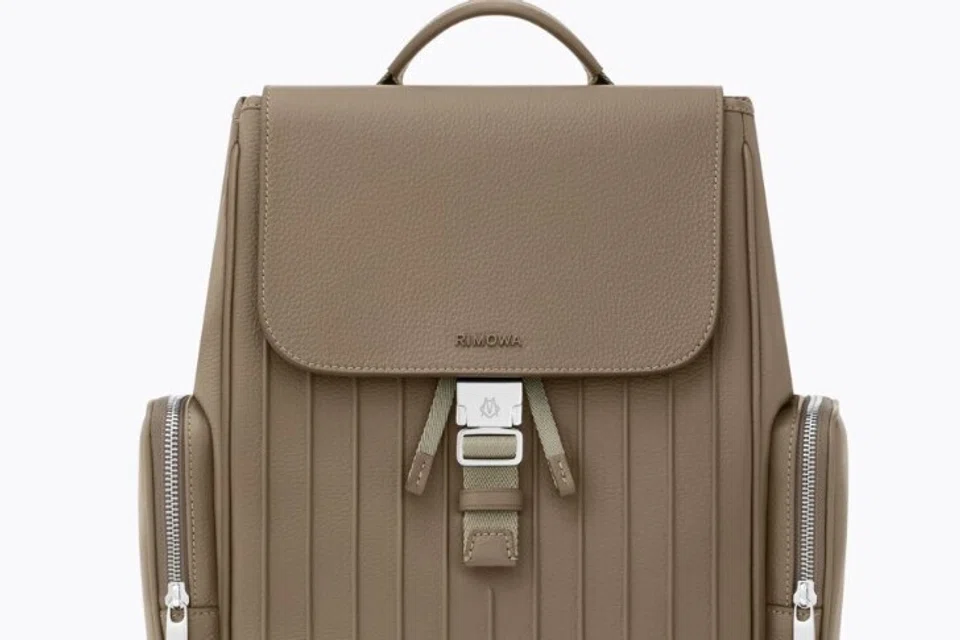 Beg Galas Kulit Rimowa Never Still bersaiz kecil, dalam warna moka.