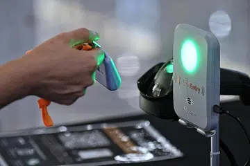 TRACETOGETHER: Orang ramai kini boleh menyahaktifkan aplikasi TraceTogether di telefon bimbit mereka. - Foto fail