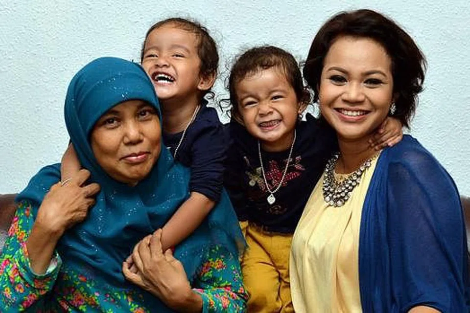 SOKONGAN KELUARGA: DJ Zaza Majid (kanan) bersyukur keluarganya terutama sekali ibunya, Cik Saleyah Sarkawi, membantu menjaga anak kembarnya (dari kiri) Zaara dan Sonia. - Foto M.O. SALLEH