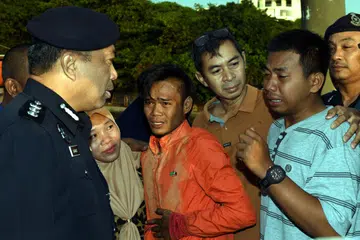 Ketua Polis Daerah Barat Daya, Penolong Pesuruhjaya Sazalee Adam berbual dengan Encik Muhammad Ikmal Hakimi Ismail (kanan) dan Encik Nor Hazrul Abdullah (tiga dari kiri) yang ditemukan selamat di perairan Aceh, Indonesia, pada 22 Disember dan tiba di Pulau Pinang  dengan menaiki kapal maritim.