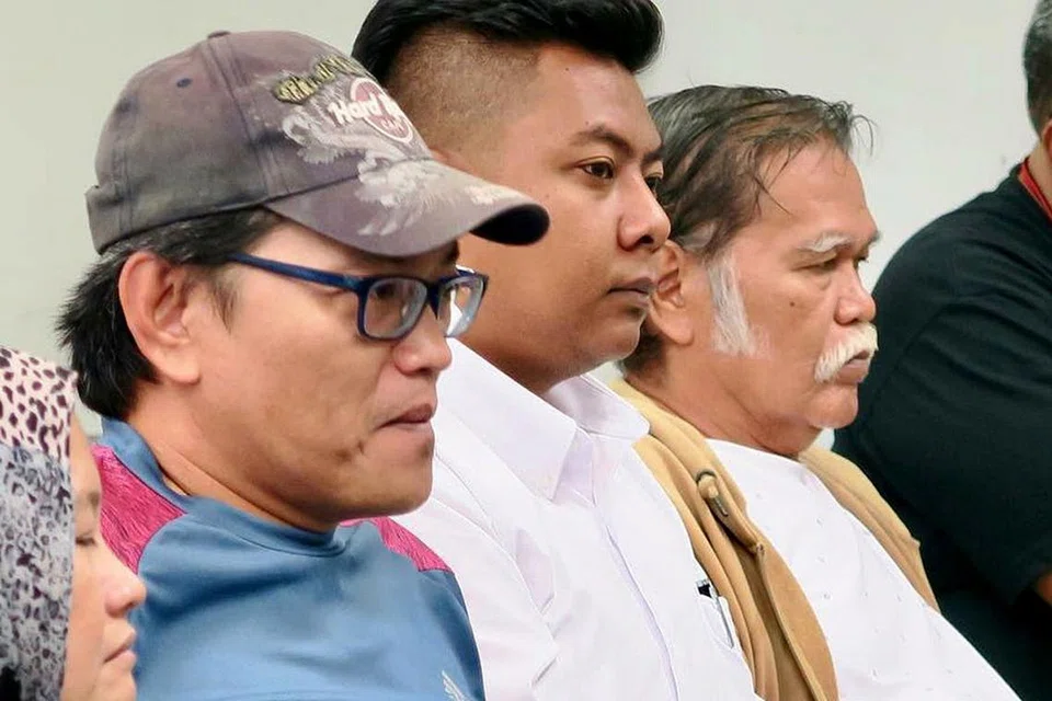 KEMBALI BERAKSI: Pelakoh Sahfudin Mahfudz (dua dari kiri) dan J.A.Halim (empat dari kiri) antara pelakon Sriwana yang popular di televisyen, akan turut memainkan peranan menghidupkan unit drama Sriwana. - Foto SRIWANA