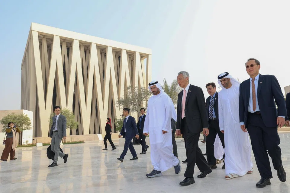 SATU ANTARA TIGA: Encik Lee (empat dari kanan) dan Dr Tan See Leng (paling kanan) di hadapan saumaah yang merupakan antara tiga rumah ibadah di kompleks Abrahamic Family House. 