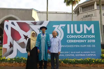 Ustaz Dr Mohammad Rizhan Leman (tengah) pada majlis konvokesyennya yang berlangsung pada 2019. Beliau diapit oleh ibu bapanya, Cik Norma Naiway dan Encik Leman Jantan.