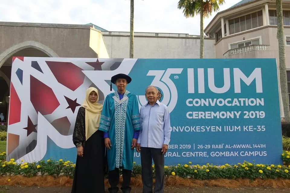 Ustaz Dr Mohammad Rizhan Leman (tengah) pada majlis konvokesyennya yang berlangsung pada 2019. Beliau diapit oleh ibu bapanya, Cik Norma Naiway dan Encik Leman Jantan.