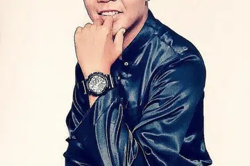 CERIA DARI KEJAUHAN: Penyanyi Singapura, Ridwan Salim, keluar dari zon selesa, bagi menghasilkan lagu Lebaran dengan cetusan nostalgia, 'Riangnya Raya', yang membangkitkan semangat ceria beraya walau terpisah daripada keluarga dek wabak Covid-19. - Foto ihsan RIDWAN SALIM