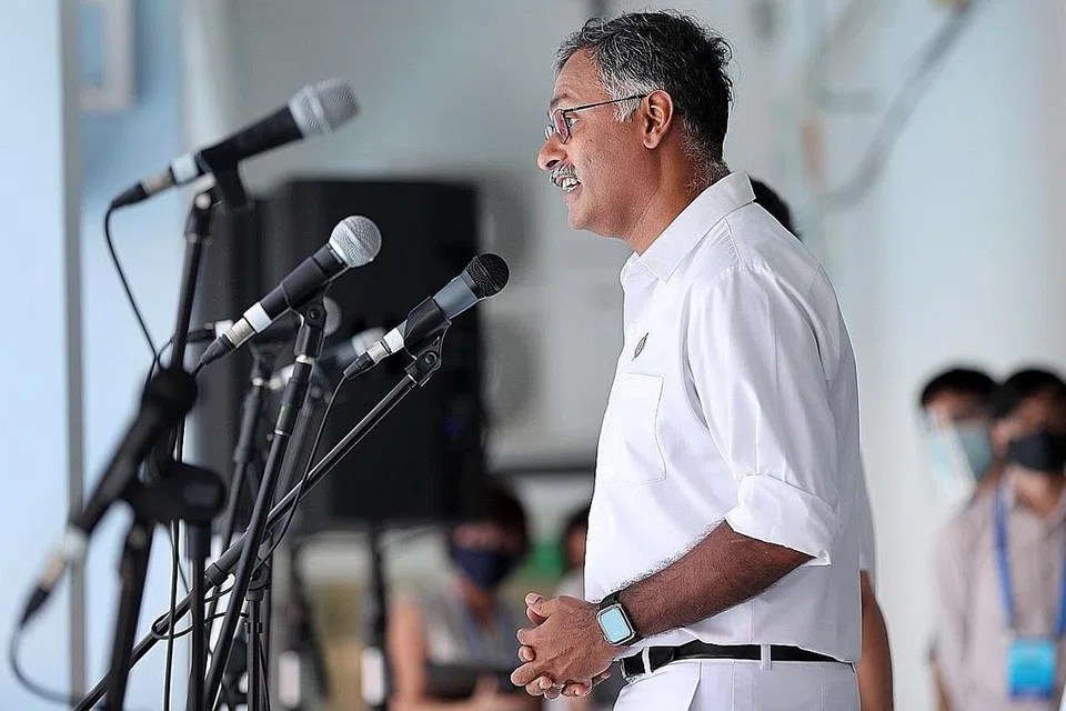 BERIKAN RESPONS: Encik Murali Pillai semasa memberi ucapan selepas dicalonkan untuk bertanding di SMC Bukit Batok kelmarin. Beliau telah menyelar sebuah kiriman di media sosial yang menyerang keluarganya. - Foto EPA-EFE