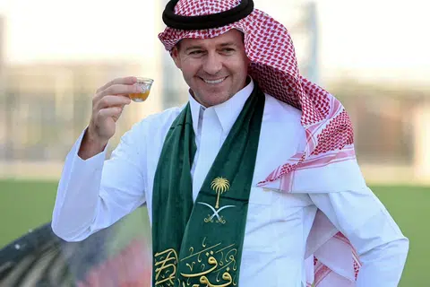 KERJAYA DI SAUDI: Jurulatih pasukan Al Ettifaq Steven Gerrard yang mengenakan pakaian Arab, berkata beliau menceburi kerjaya baru di Arab Saudi kerana kagum dengan budaya di negara padang pasir itu.
