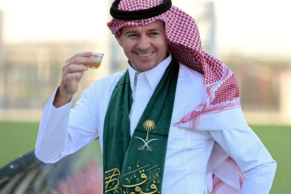 KERJAYA DI SAUDI: Jurulatih pasukan Al Ettifaq Steven Gerrard yang mengenakan pakaian Arab, berkata beliau menceburi kerjaya baru di Arab Saudi kerana kagum dengan budaya di negara padang pasir itu.