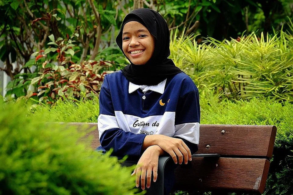RAIH MARKAH LEBIH BAIK: Nur Afifah Abdullah berkata kelas tuisyen di bawah Skim Tuisyen Mendaki (MTS) membantunya bukan sahaja mendapat gred yang lebih baik, malah meraih pengalaman dan kecekapan yang berbeza. - Foto BH oleh KHALID BABA