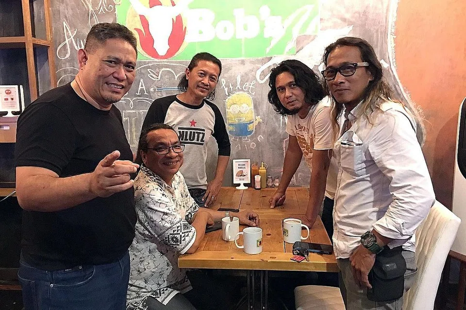 PENERAJU: Anggota band popular 1980-an seperti (dari kiri) Saharuddin Jalil dan Moliano (Lovehunters), Ismail Ghani (Justice), Sham A. Wahab (CMX International) dan Matsha (Last Minute) menggerakkan penganjuran Festival Muzik Singapura di Far East Square Sabtu depan. - Foto HANIM MOHD SALEH 