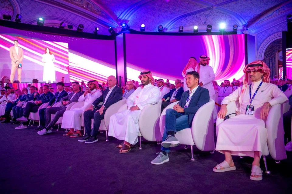 KUASA BERALIH: Putera Mahkota Arab Saudi Mohammed bin Salman (tiga dari kanan) dalam acara bagi mengumumkan bidaan negara itu sebagai tuan rumah Piala Dunia 2034. Turut hadir dalam majlis itu ialah Presiden Fifa, Gianni Infantino (empat dari kanan) dan ikon bola sepak dunia dan kapten Portugal, Cristiano Ronaldo (enam dari kanan), yang kini beraksi dalam Liga Pro Saudi. 