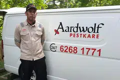 DAPAT SIJIL CEMERLANG: Meskipun menghadapi pelbagai cabaran ketika bekerja di lapangan, Encik Rafi berusaha menyelesaikan apa saja tugas yang diberi kepadanya dengan sikap positif. Atas sumbangan dan komitmennya kepada sektor perkhidmatan sekitaran (ES), beliau diberi sijil kecemerlangan daripada Agensi Sekitaran Kebangsaan (NEA) sempena Hari Tenaga Kerja ES tahun lalu. - Foto ihsan RAFI YA'ACOB