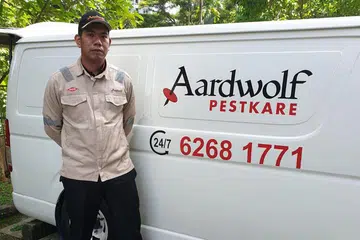 DAPAT SIJIL CEMERLANG: Meskipun menghadapi pelbagai cabaran ketika bekerja di lapangan, Encik Rafi berusaha menyelesaikan apa saja tugas yang diberi kepadanya dengan sikap positif. Atas sumbangan dan komitmennya kepada sektor perkhidmatan sekitaran (ES), beliau diberi sijil kecemerlangan daripada Agensi Sekitaran Kebangsaan (NEA) sempena Hari Tenaga Kerja ES tahun lalu. - Foto ihsan RAFI YA'ACOB