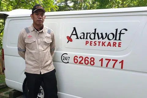 DAPAT SIJIL CEMERLANG: Meskipun menghadapi pelbagai cabaran ketika bekerja di lapangan, Encik Rafi berusaha menyelesaikan apa saja tugas yang diberi kepadanya dengan sikap positif. Atas sumbangan dan komitmennya kepada sektor perkhidmatan sekitaran (ES), beliau diberi sijil kecemerlangan daripada Agensi Sekitaran Kebangsaan (NEA) sempena Hari Tenaga Kerja ES tahun lalu. - Foto ihsan RAFI YA'ACOB