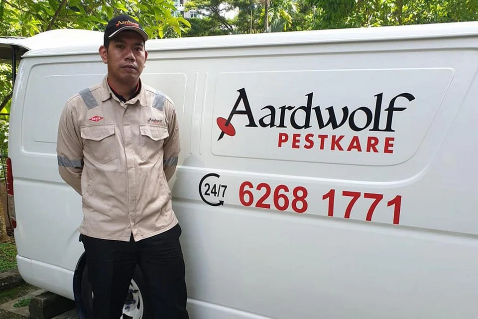 DAPAT SIJIL CEMERLANG: Meskipun menghadapi pelbagai cabaran ketika bekerja di lapangan, Encik Rafi berusaha menyelesaikan apa saja tugas yang diberi kepadanya dengan sikap positif. Atas sumbangan dan komitmennya kepada sektor perkhidmatan sekitaran (ES), beliau diberi sijil kecemerlangan daripada Agensi Sekitaran Kebangsaan (NEA) sempena Hari Tenaga Kerja ES tahun lalu. - Foto ihsan RAFI YA'ACOB