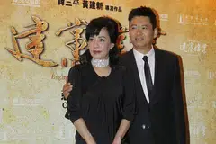 RENDAH HATI: Walaupun bergelar bintang terkenal, Chow Yun Fat hidup dengan berjimat cermat. Beliau juga sentiasa dilihat menaiki pengangkutan awam dan memakai baju biasa-biasa saja sebagaimana kebanyakan orang awam. - Foto APPLE DAILY