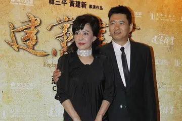 RENDAH HATI: Walaupun bergelar bintang terkenal, Chow Yun Fat hidup dengan berjimat cermat. Beliau juga sentiasa dilihat menaiki pengangkutan awam dan memakai baju biasa-biasa saja sebagaimana kebanyakan orang awam. - Foto APPLE DAILY