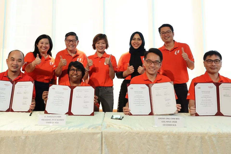 (Duduk, dari kiri) Pengarah Segmen Pekerja Migran NTUC, Encik Michael Lim; Presiden HSEU, Cik K Thanaletchimi; Ketua Pegawai Eksekutif NTUC LearningHub (NTUC LHUB), Encik Jeremy Ong dan Timbalan Ketua Pegawai Eksekutif e2i NTUC, Encik Gary Goh, telah menandatangani satu Memorandum Persefahaman (MOU) yang akan menyediakan pekerja domestik migran dengan program latihan penjagaan warga emas baru.