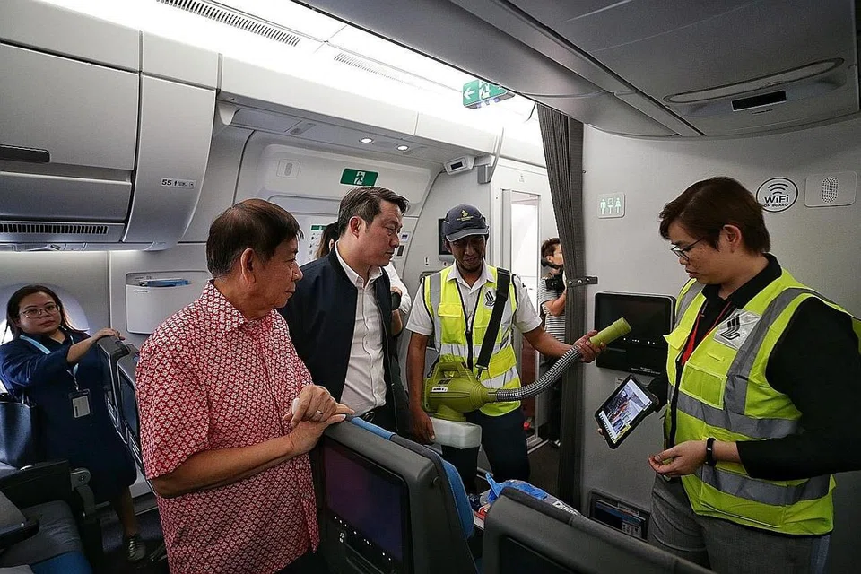 LANGKAH TAMBAHAN: (Dari kiri) Encik Khaw dan Dr Lam diberi penerangan tentang langkah tambahan yang diambil bagi membersihkan pesawat. - Foto BH oleh KEVIN LIM
