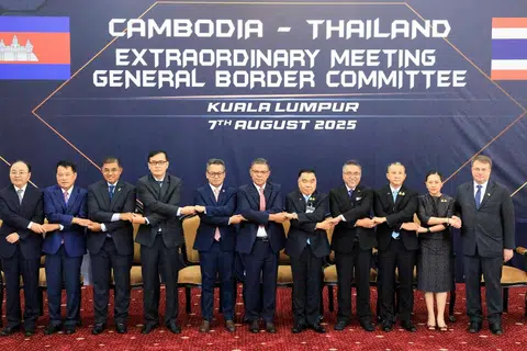 Wakil Thailand yang diketuai oleh Timbalan Menteri Pertahanan, Natthaphon Narkphanit, dan delegasi Kemboja yang diketuai oleh Menteri Pertahanan, Jeneral Tea Seiha, bersama Menteri Dalam Negeri Malaysia, Datuk Seri Saifuddin Nasution Ismail, bergambar bersama sebelum Mesyuarat Luar Biasa Jawatankuasa Sempadan Am (GBC) bagi membincangkan pertikaian sempadan antara Thailand dan Kemboja di Kuala Lumpur pada 7 Ogos 2025.