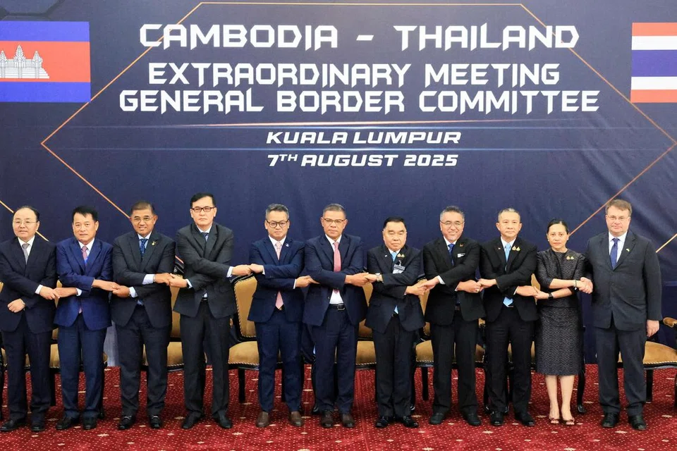 Wakil Thailand yang diketuai oleh Timbalan Menteri Pertahanan, Natthaphon Narkphanit, dan delegasi Kemboja yang diketuai oleh Menteri Pertahanan, Jeneral Tea Seiha, bersama Menteri Dalam Negeri Malaysia, Datuk Seri Saifuddin Nasution Ismail, bergambar bersama sebelum Mesyuarat Luar Biasa Jawatankuasa Sempadan Am (GBC) bagi membincangkan pertikaian sempadan antara Thailand dan Kemboja di Kuala Lumpur pada 7 Ogos 2025.