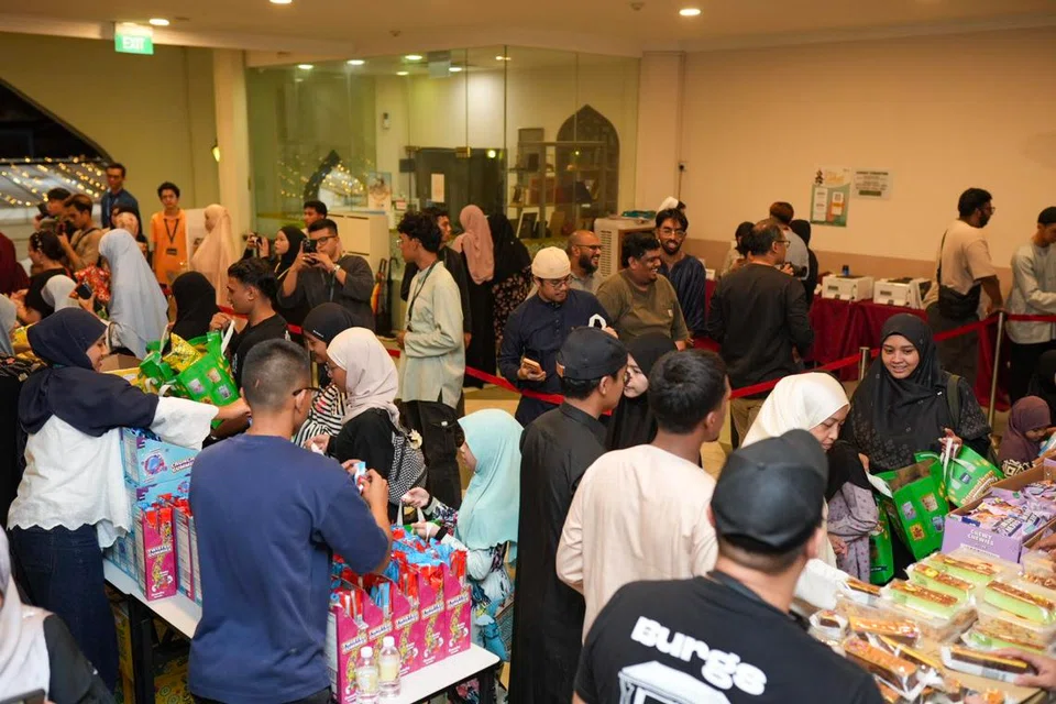 Seramai 500 anak muda berhimpun di Masjid Sultan bagi acara #Terawih4Youth anjuran SGFR