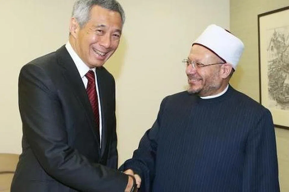 KUNJUNGAN MUHIBAH: Mufti Besar Mesir, Sheikh Dr Shawki Allam (kanan), menemui Perdana Menteri Lee Hsien Loong di Istana dalam kunjungan muhibah semalam. - Foto ZAOBAO